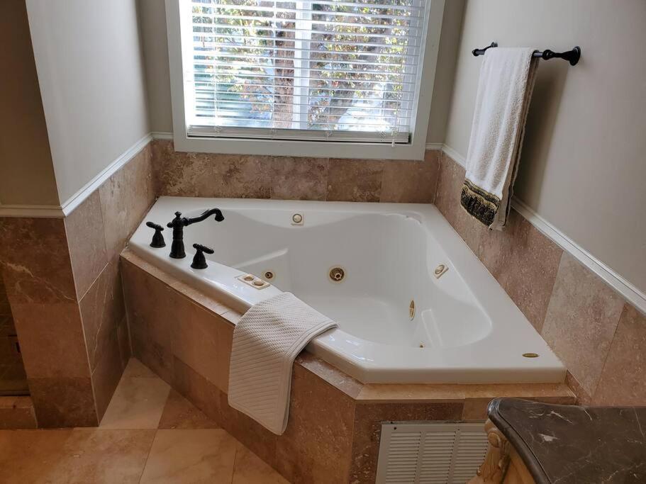 Sleeps16, Spacious Home, Close To Downtown, Beltline, And Walk To Restaurants, 75" Tv, 2 Person Jacuzzi, Ping Pong Atlanta Zewnętrze zdjęcie