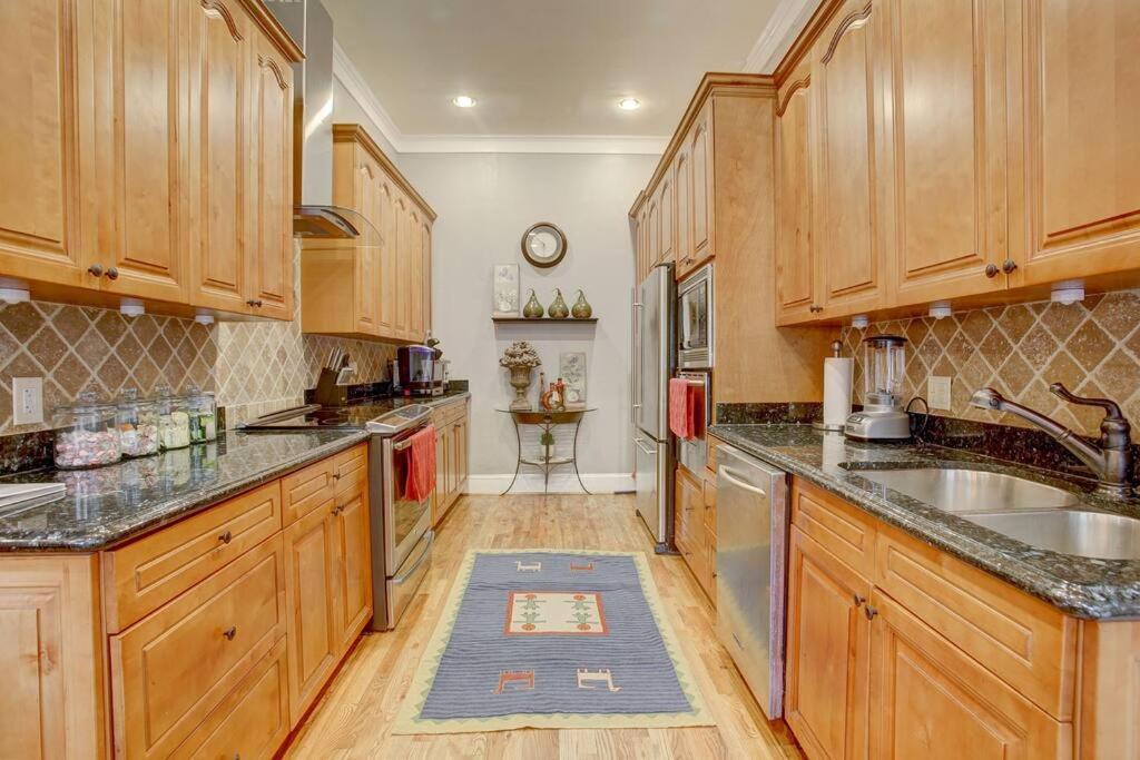 Sleeps16, Spacious Home, Close To Downtown, Beltline, And Walk To Restaurants, 75" Tv, 2 Person Jacuzzi, Ping Pong Atlanta Zewnętrze zdjęcie